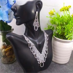 NEW. Silver Tone Clear Rhinestones Jewelry Set(Necklace 14-17” & Earrings. 2”)